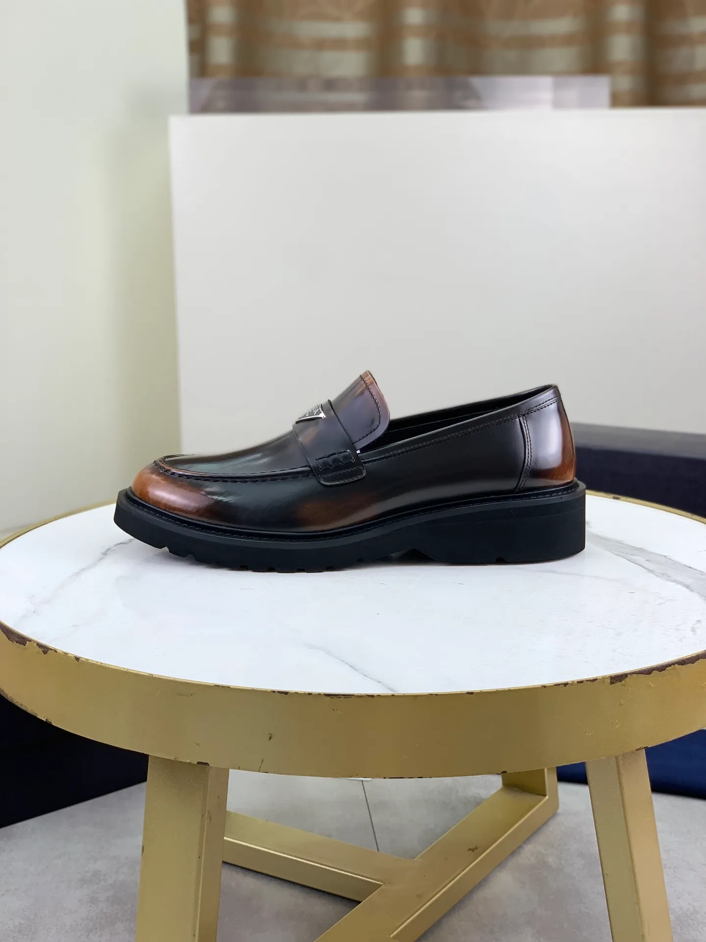 Factory price P880💰Original quality, top version🔱 ＰＲＡＤＡPrada. Men’s business casual leather shoes, top quality products. 1:1 shipment⬆️Luxurious and noble👞All imported original color-brushed edge beads, just to create a more comfortable wearing experience. Upper: Original comfortable open-edge bead rubbed color calfskin➕Top imported water-dyed full cow lining, original high-end lightweight and comfortable TPU foam combination bottom✔️Code number: 39-44 (38 45) 46 47 can be customized)